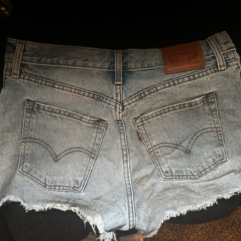 Light Wash Levi’s Jean Shorts